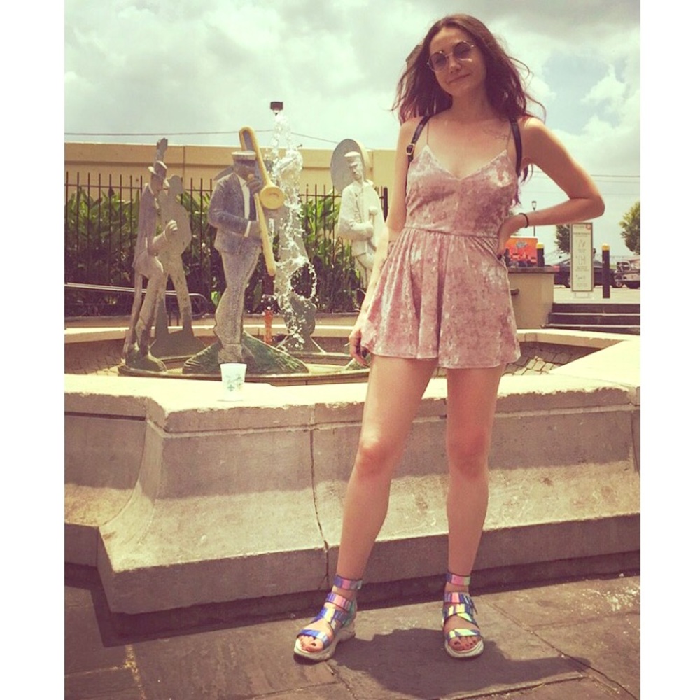 Never worn/like new clothes! Happy Shopping💕